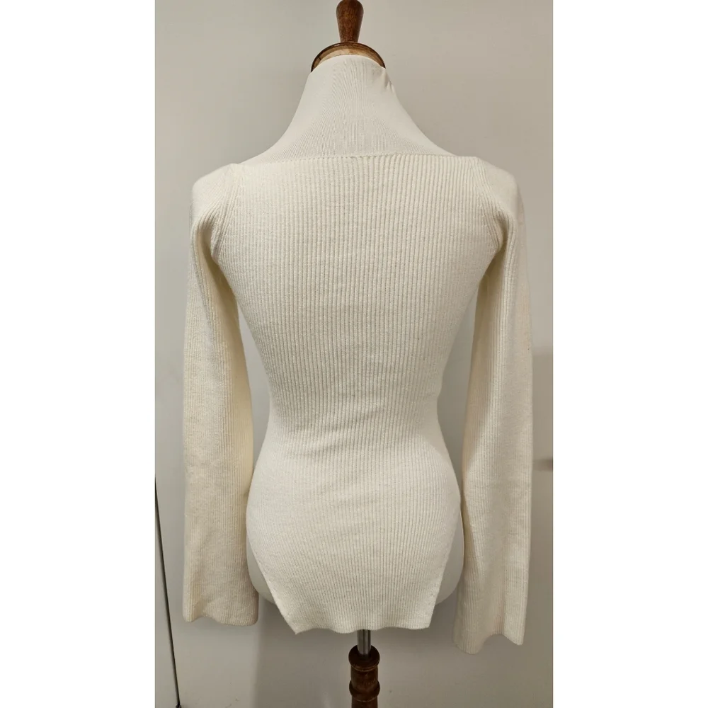 Form fitting top - Picture 2 of 3